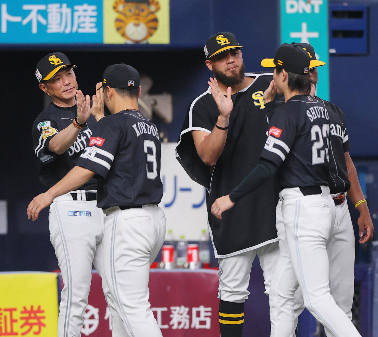 オリックス対ソフトバンク　オリックスに勝利した小久保監督（左）は近藤とタッチをかわす（撮影・上山淳一）