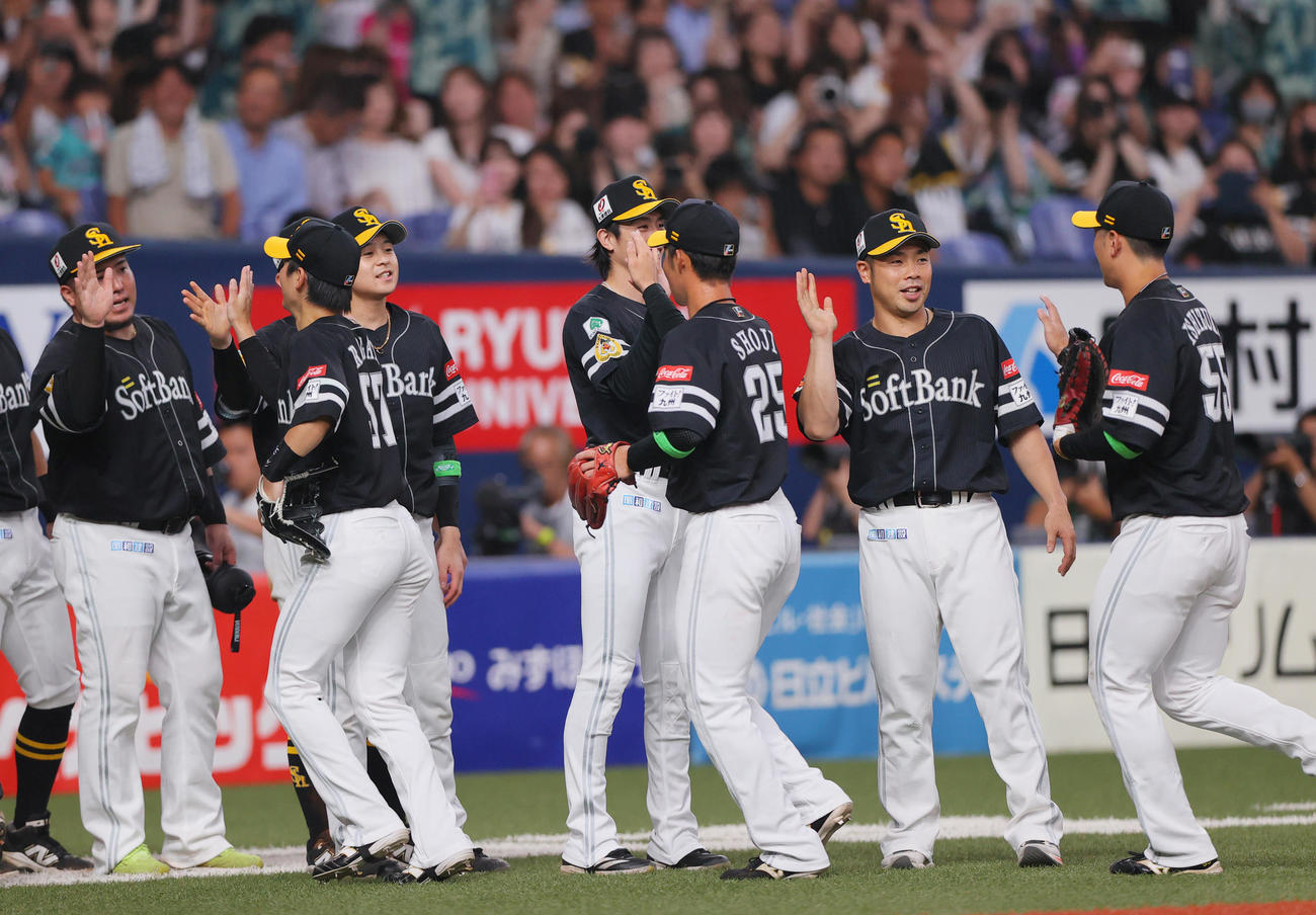 オリックス対ソフトバンク　オリックスに勝利し、ベンチ前でナインを出迎える近藤（右から2人目）（撮影・上山淳一）