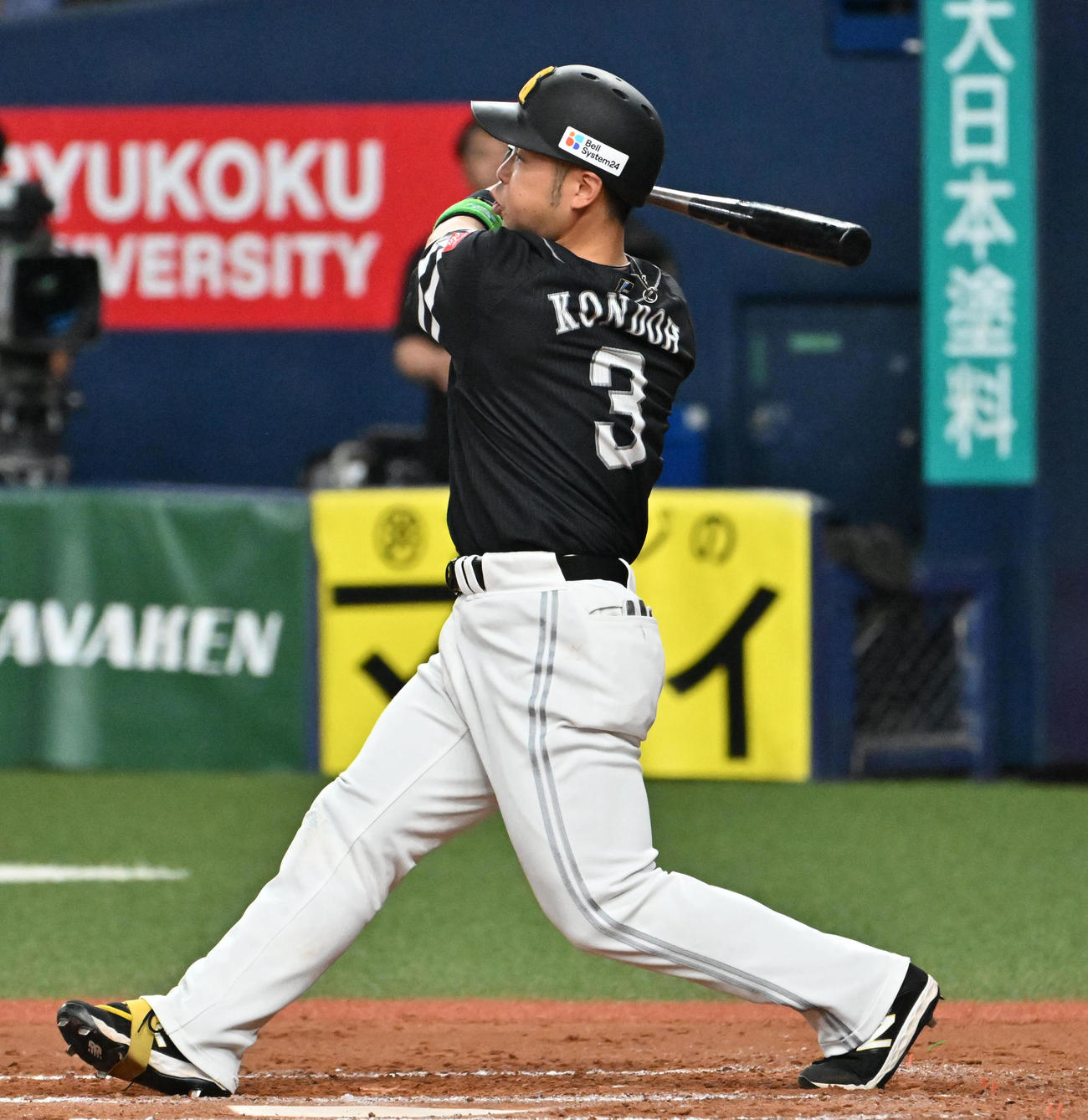 オリックス対ソフトバンク　8回表ソフトバンク2死一、二塁、近藤は右適時打を放つ（撮影・石井愛子）