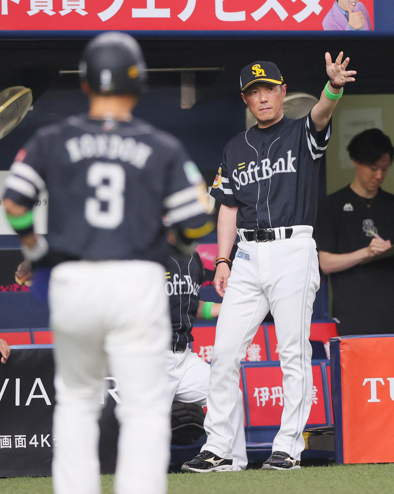 オリックス対ソフトバンク　8回表ソフトバンク2死一、二塁、小久保監督（右）は右前適時打を放った近藤（手前）を交代させる（撮影・上山淳一）