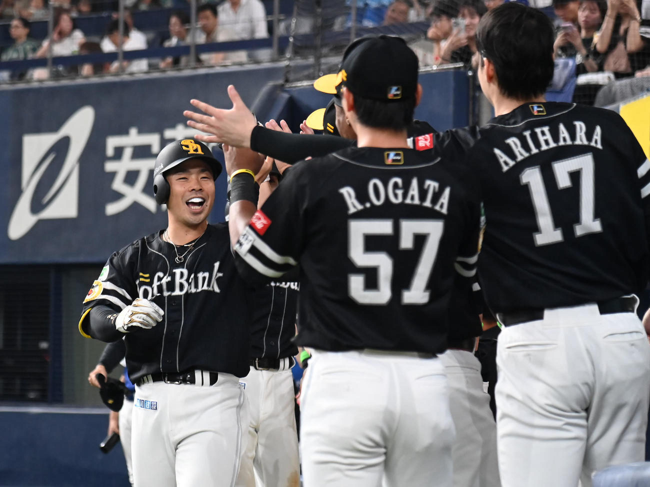 オリックス対ソフトバンク　3回表ソフトバンク1死満塁　近藤（左）は満塁本塁打を放ちナインに迎えられる（撮影・石井愛子）