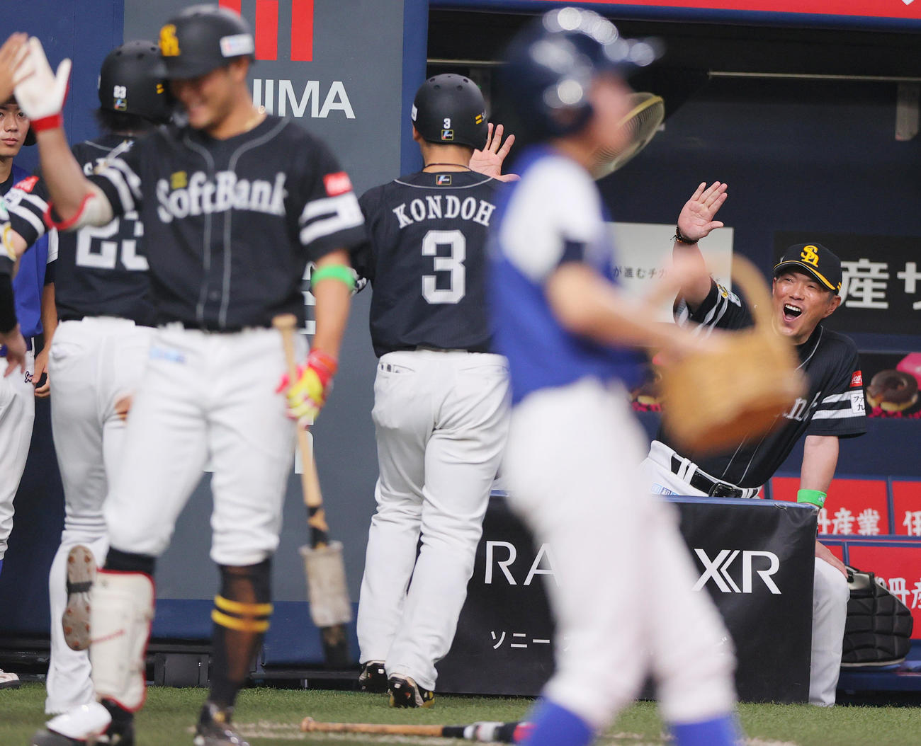 オリックス対ソフトバンク　3回表ソフトバンク1死満塁、小久保監督（右）は満塁本塁打を放った近藤を出迎える（撮影・上山淳一）