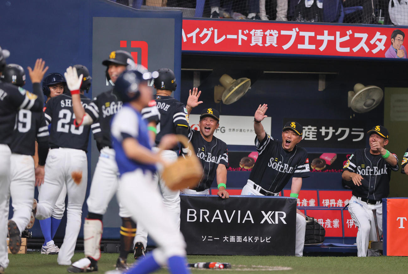 オリックス対ソフトバンク　3回表ソフトバンク1死満塁、小久保監督（右から2人目）は満塁本塁打を放った近藤を出迎える（撮影・上山淳一）