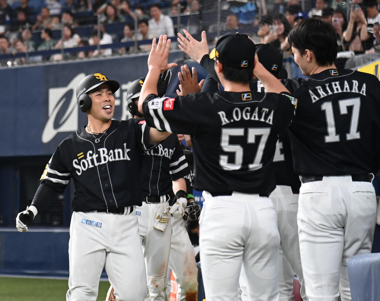 オリックス対ソフトバンク　3回表ソフトバンク1死満塁　近藤（左）は満塁本塁打を放ちナインに迎えられる（撮影・石井愛子）