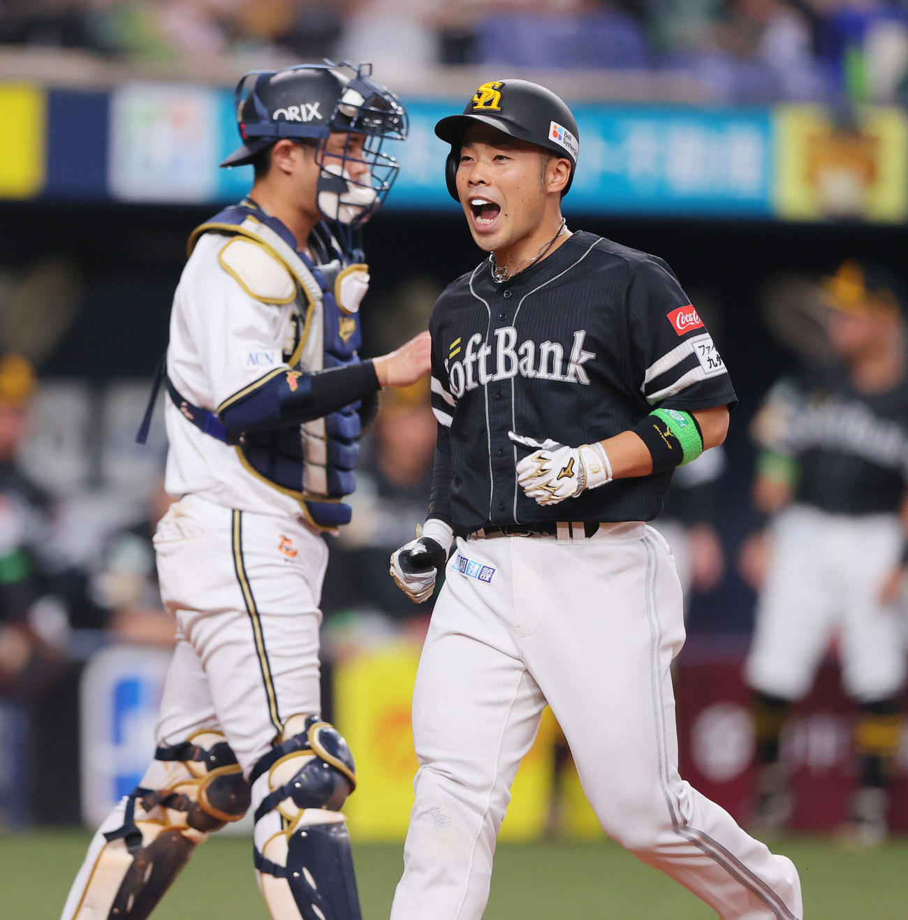 オリックス対ソフトバンク　3回表ソフトバンク1死満塁、近藤（右）は右越え満塁本塁打を放ち生還する（撮影・上山淳一）