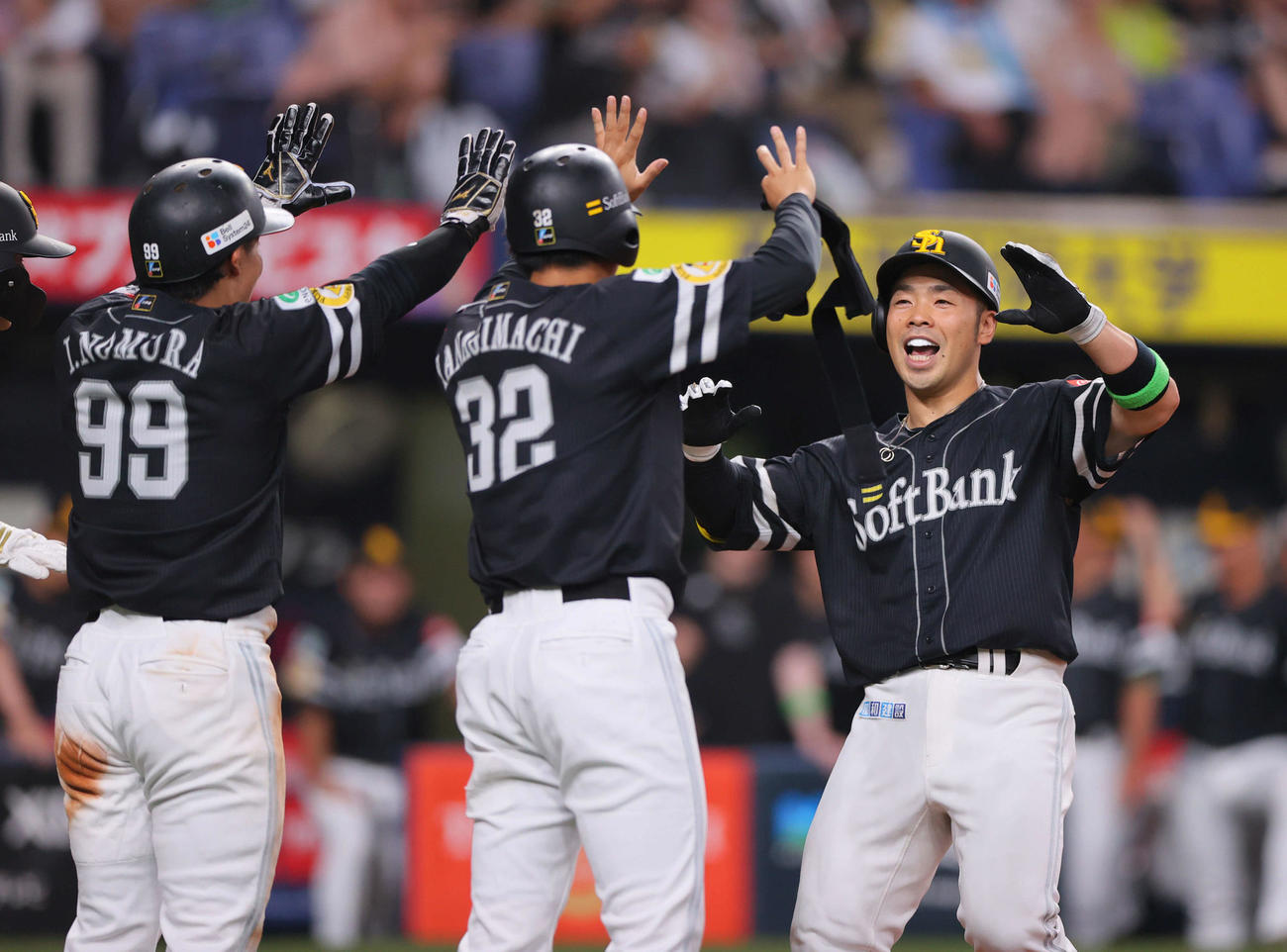 オリックス対ソフトバンク　3回表ソフトバンク1死満塁、近藤（右）は右越え満塁本塁打を放ち仲間とタッチをかわす（撮影・上山淳一）