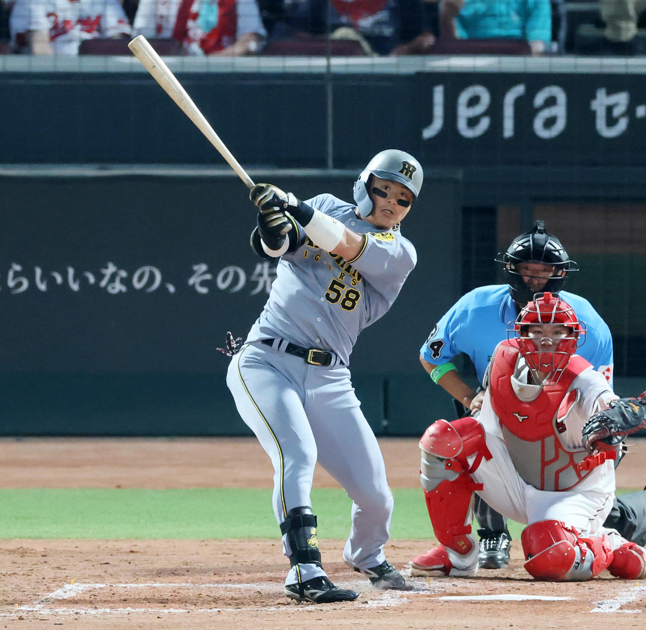 広島対阪神　4回表阪神1死一塁、前川は中越え適時二塁打を放つ（撮影・加藤哉）