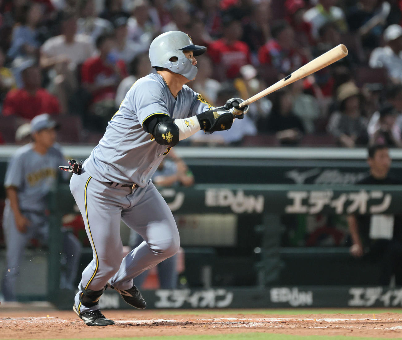 広島対阪神　4回表阪神1死一塁、前川は適時二塁打を放つ（撮影・加藤孝規）