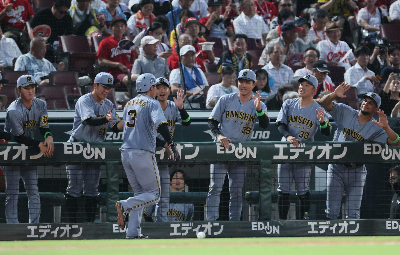 広島対阪神　5回表阪神1死二、三塁、大山の2点適時二塁打で生還した中野らを迎える藤川監督（中央）（撮影・加藤孝規）