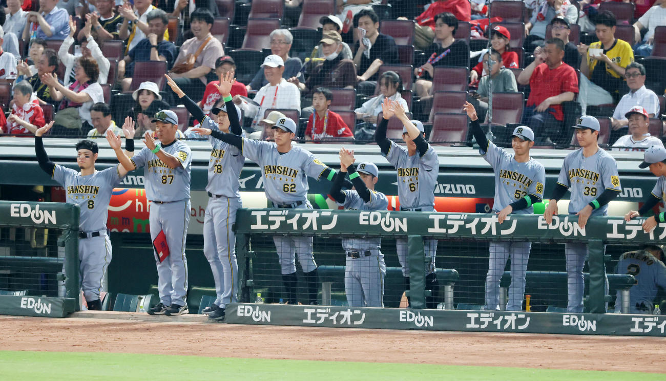 広島対阪神　4回表阪神1死一塁、前川の中越え適時二塁打にベンチでカモメポーズを決めるナイン（撮影・加藤哉）