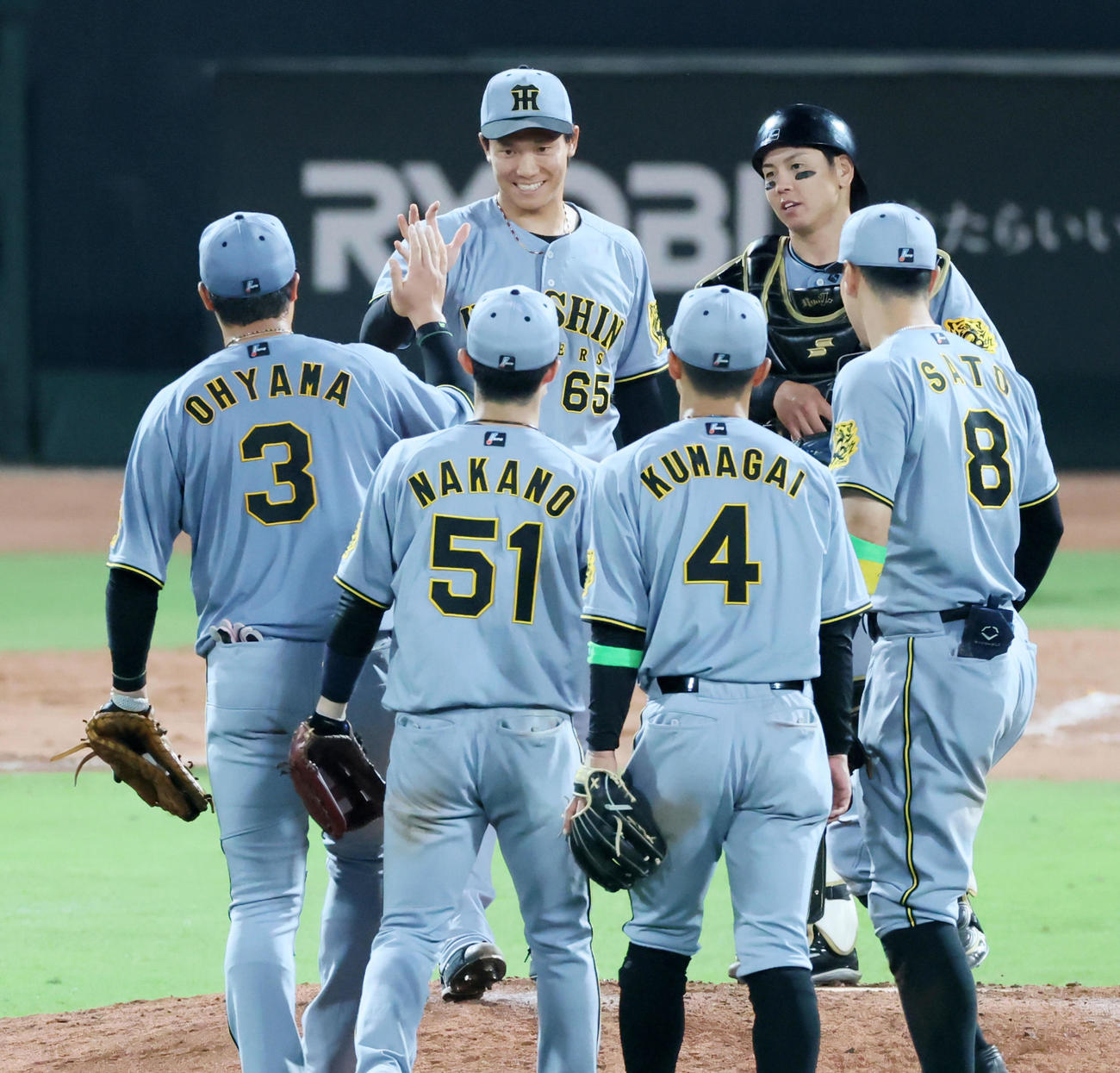 広島対阪神　広島に勝利しナインとマウンドでタッチする湯浅（撮影・加藤哉）