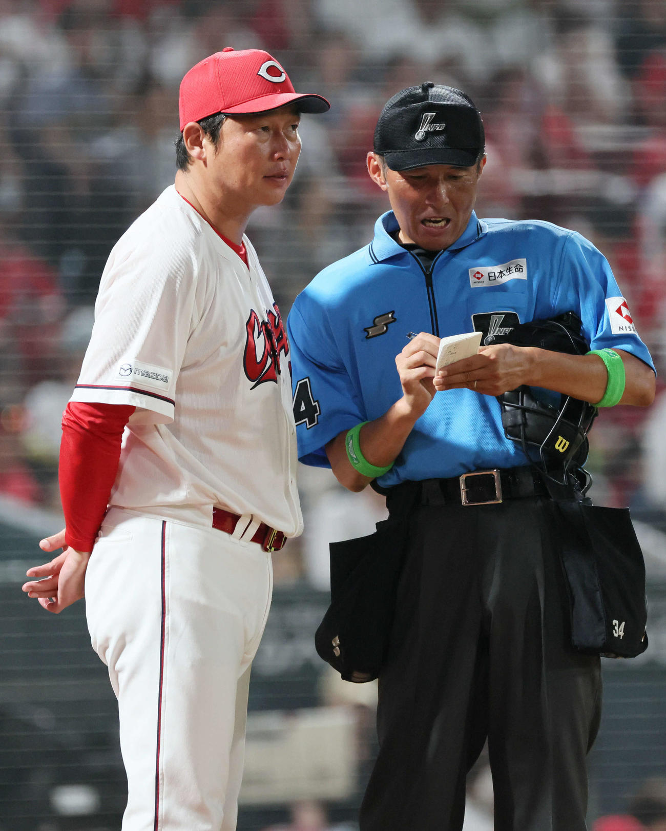 広島対阪神　回裏終了時、交代を告げる新井監督（左）（撮影・加藤孝規）