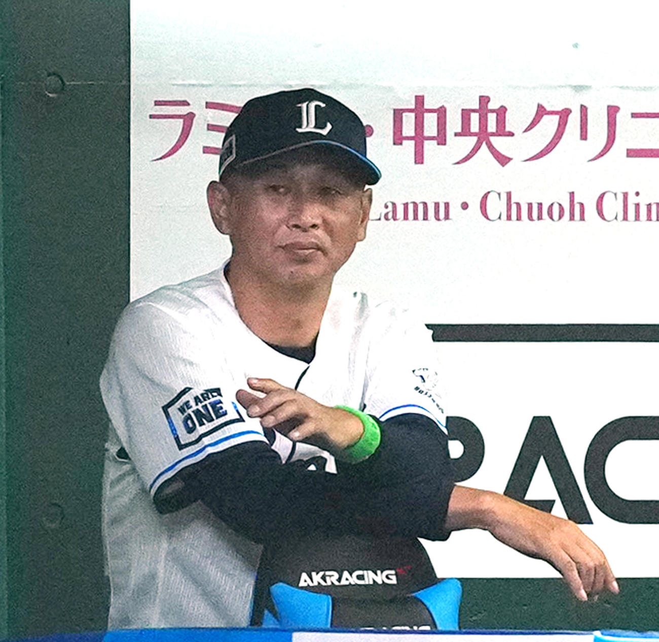 西武対楽天　8回、ベンチから試合を見つめる西武西口監督（撮影・菅敏）