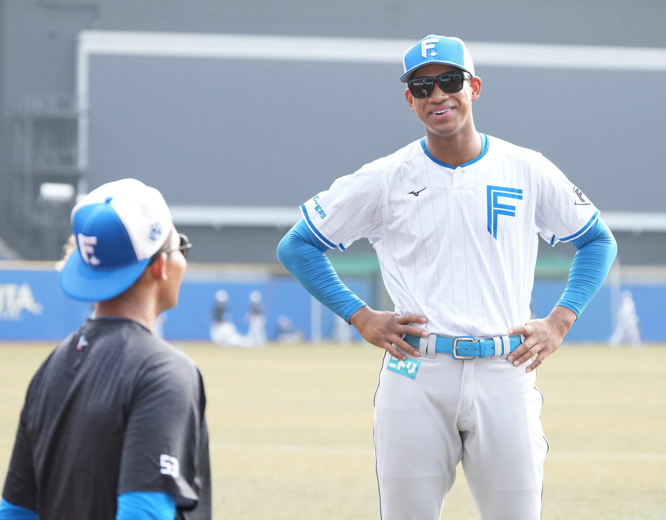 ロッテ対日本ハム　試合前の練習で水谷（左）と談笑する日本ハム万波（撮影・小沢裕）