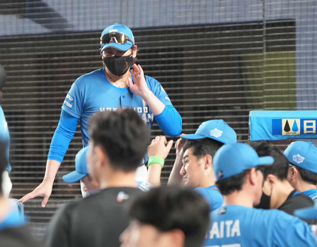 ロッテ対日本ハム　選手交代を告げ苦笑いでベンチへ引き揚げる日本ハム新庄監督（撮影・小沢裕）