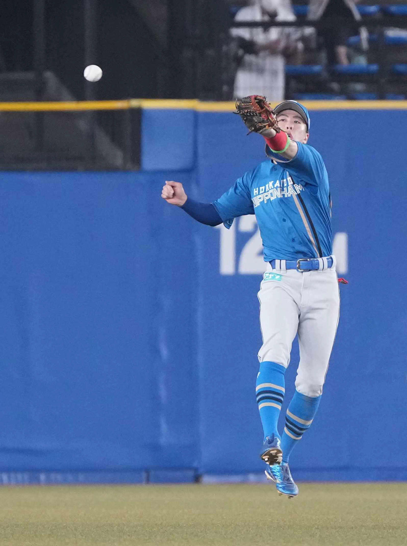 ロッテ対日本ハム　6回裏ロッテ1死、日本ハム五十幡中堅手は藤原の中前打の処理を誤り失策とする（撮影・小沢裕）