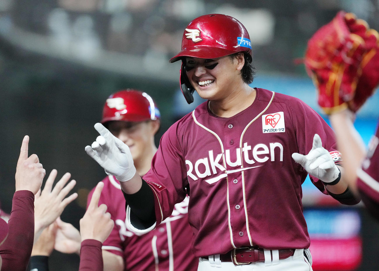 西武対楽天　4回表楽天2死二塁、右越えに2点本塁打を放ち、タッチで迎えられる黒川（撮影・菅敏）
