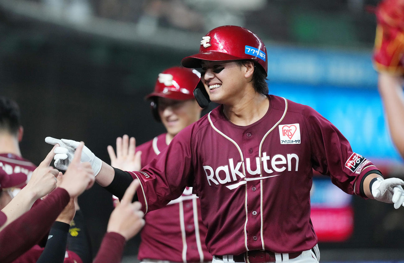 西武対楽天　4回表楽天2死二塁、右越えに2点本塁打を放ち、タッチで迎えられる黒川（撮影・菅敏）