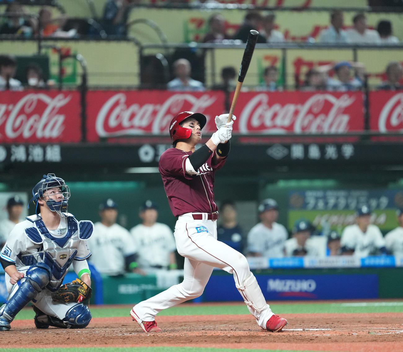 西武対楽天　4回表楽天2死二塁、右越えに2点本塁打を放つ黒川（撮影・菅敏）