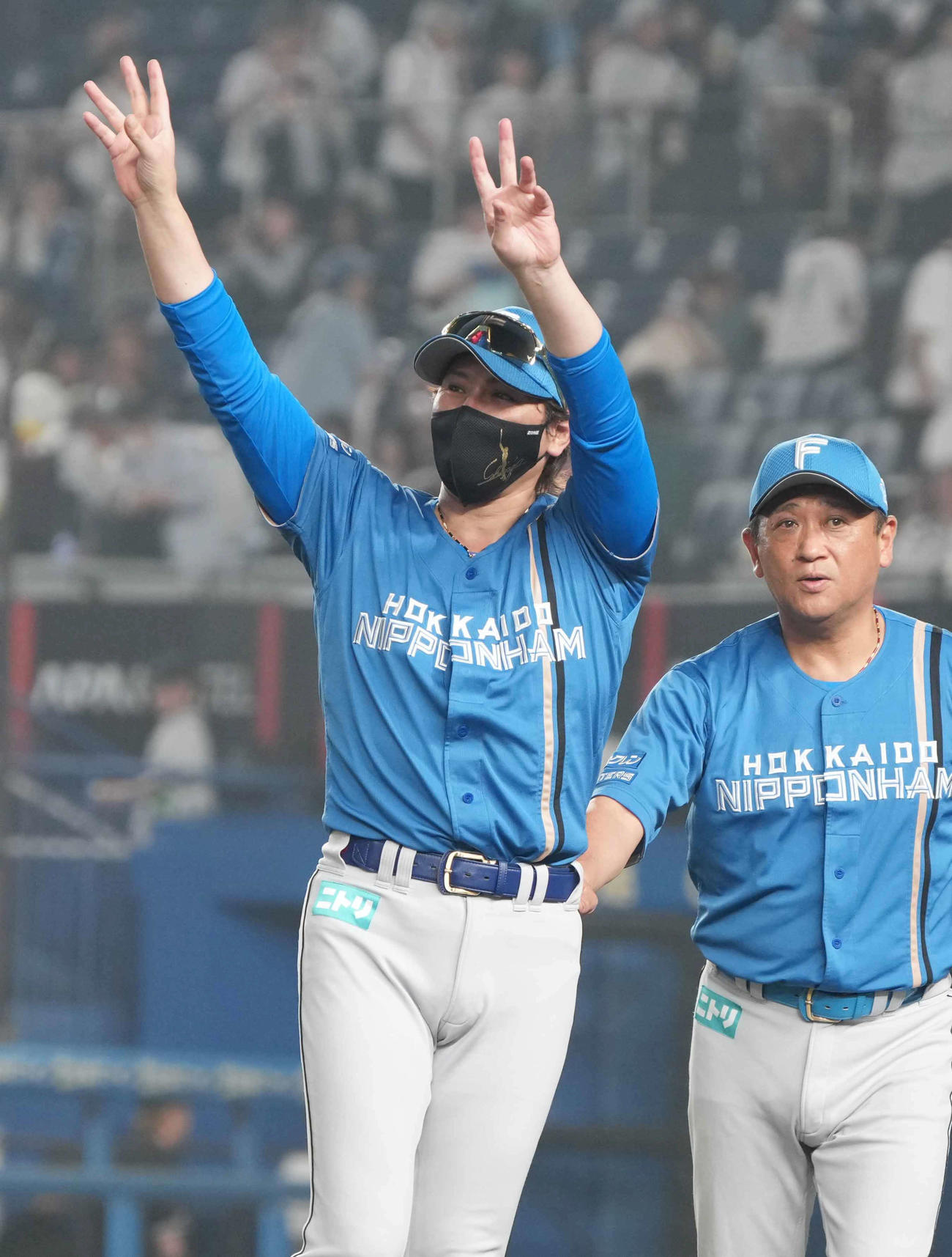 ロッテ対日本ハム　左翼席のファンに手を振る日本ハム新庄監督（撮影・小沢裕）