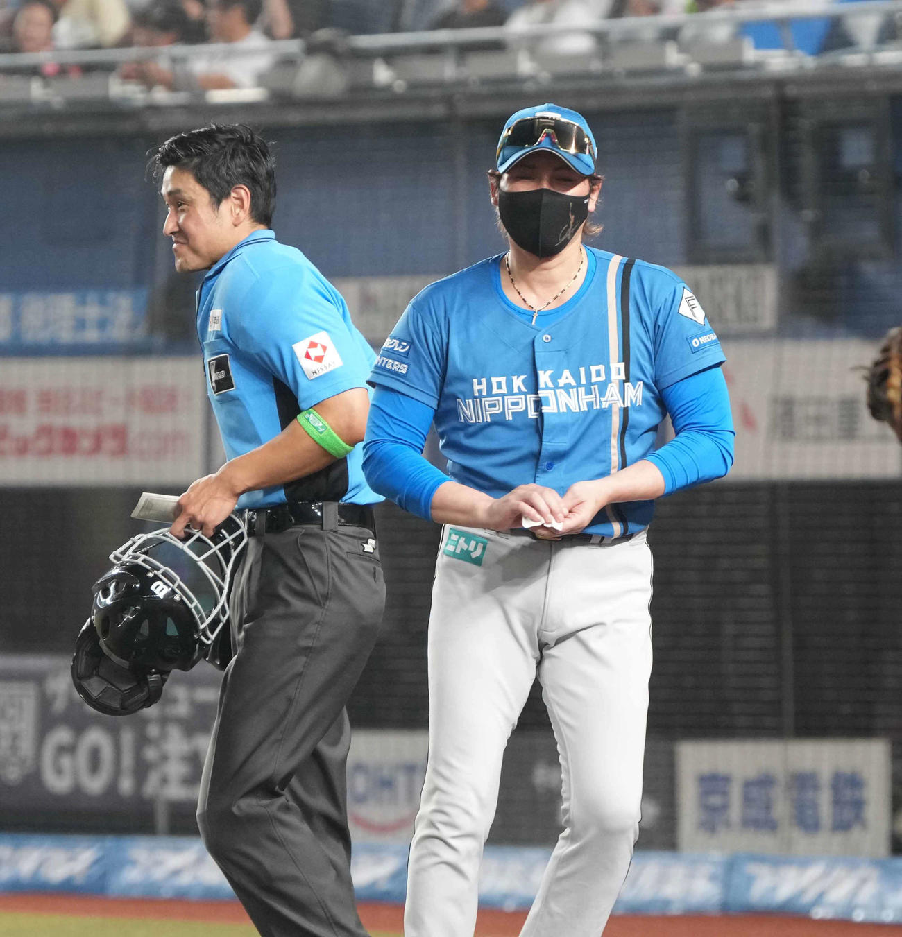 ロッテ対日本ハム　選手交代を告げ笑顔を見せる日本ハム新庄監督（撮影・小沢裕）