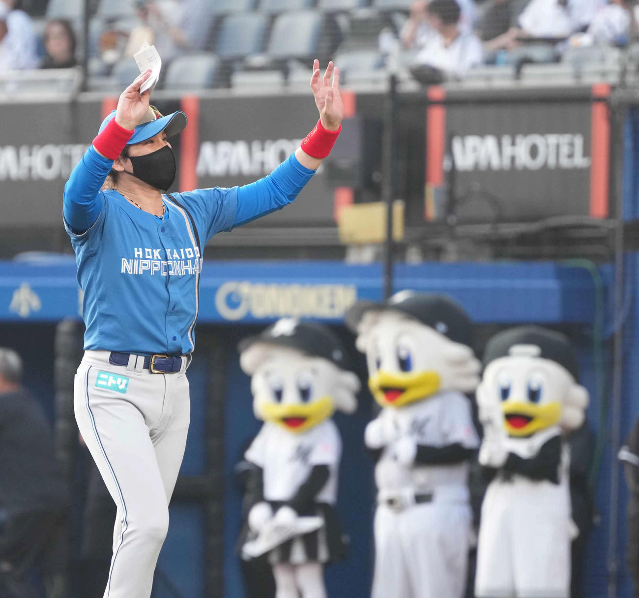 ロッテ対日本ハム　試合前のメンバー表交換を終えスタンドのファンに手を振る日本ハム新庄監督（撮影・小沢裕）