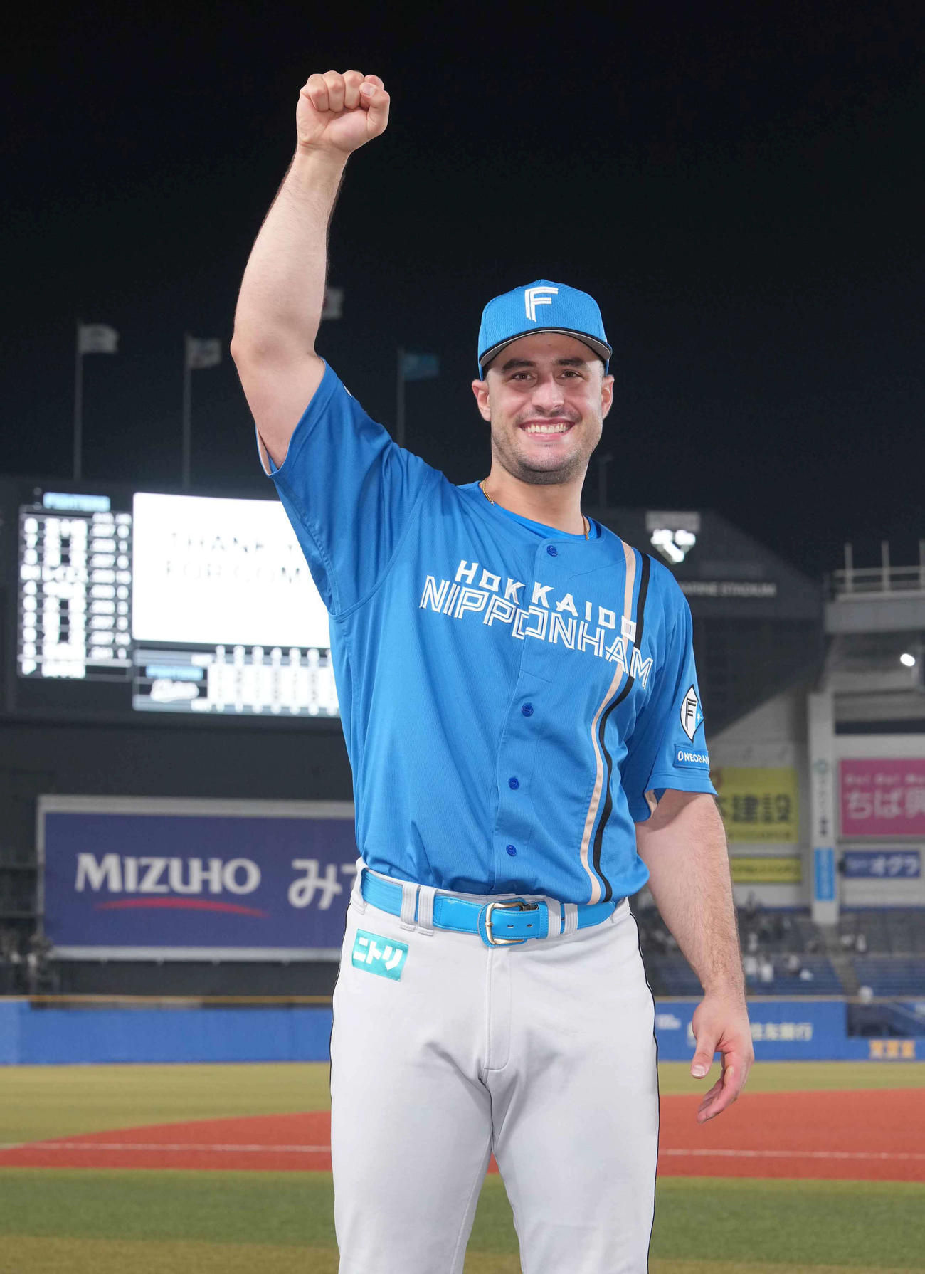 ロッテ対日本ハム　決勝打を放ちヒーローインタビューでガッツポーズを決める日本ハムのマルティネス（撮影・小沢裕）
