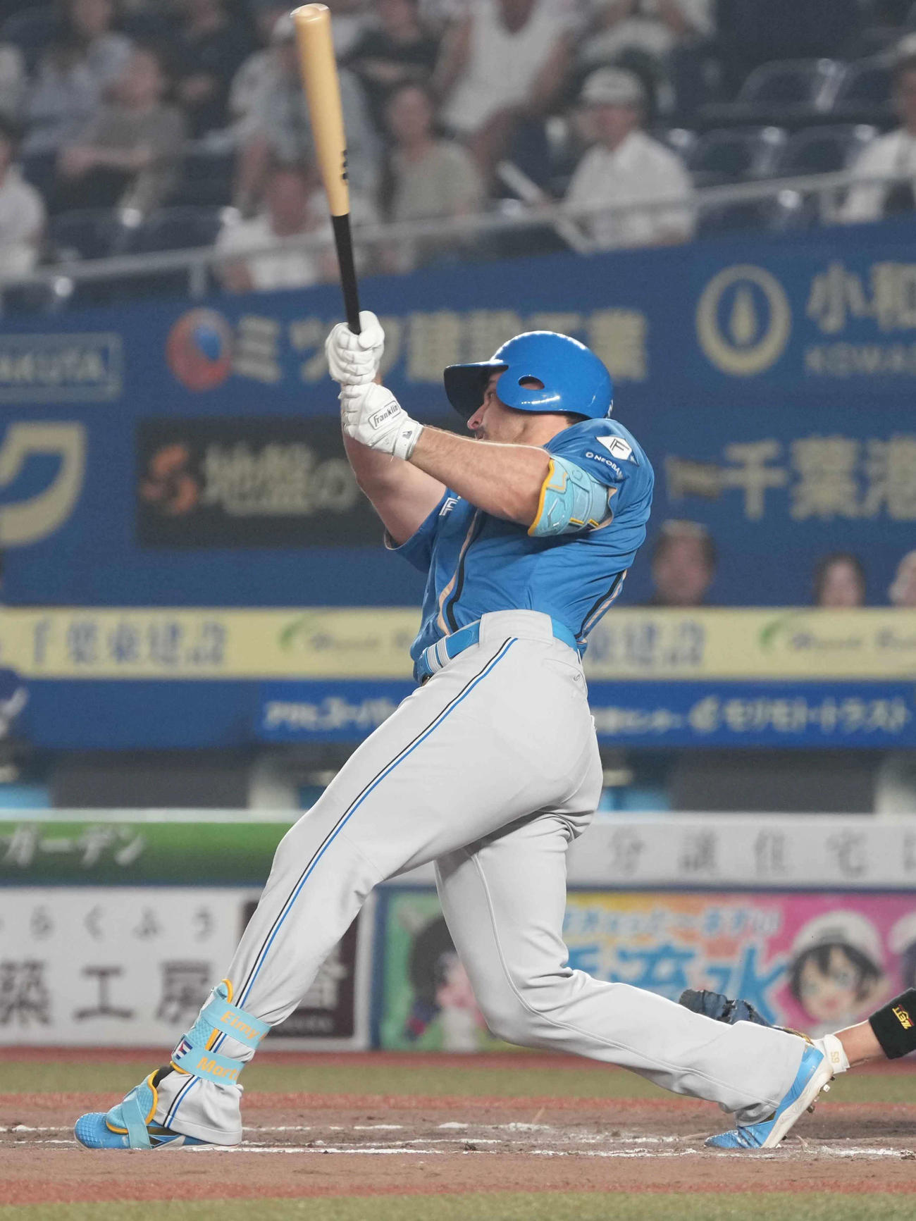 ロッテ対日本ハム　延長11回表日本ハム2死一、二塁、代打マルティネスは勝ち越しの右前適時打を放つ（撮影・小沢裕）