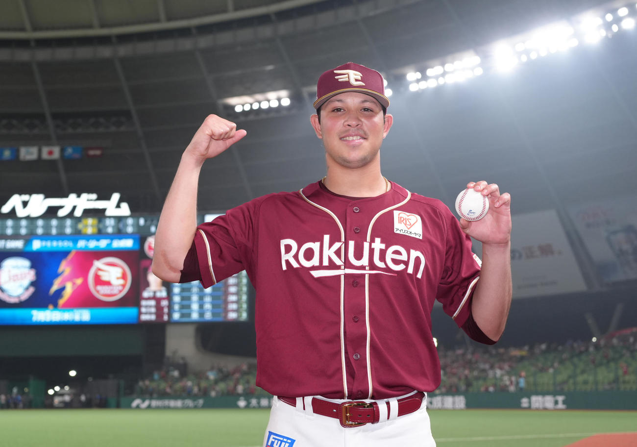 移籍後初勝利を飾り、ウイニングボールを手にポーズをとる楽天ヤフーレ（撮影・菅敏）