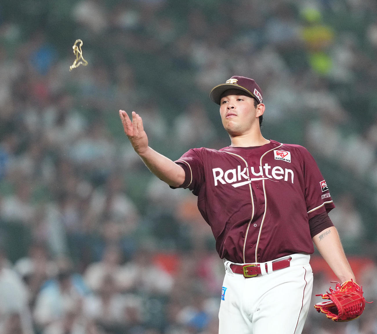 西武対楽天　7回途中、ベンチ向かってネックスレスを投げる楽天ヤフーレ（撮影・菅敏）