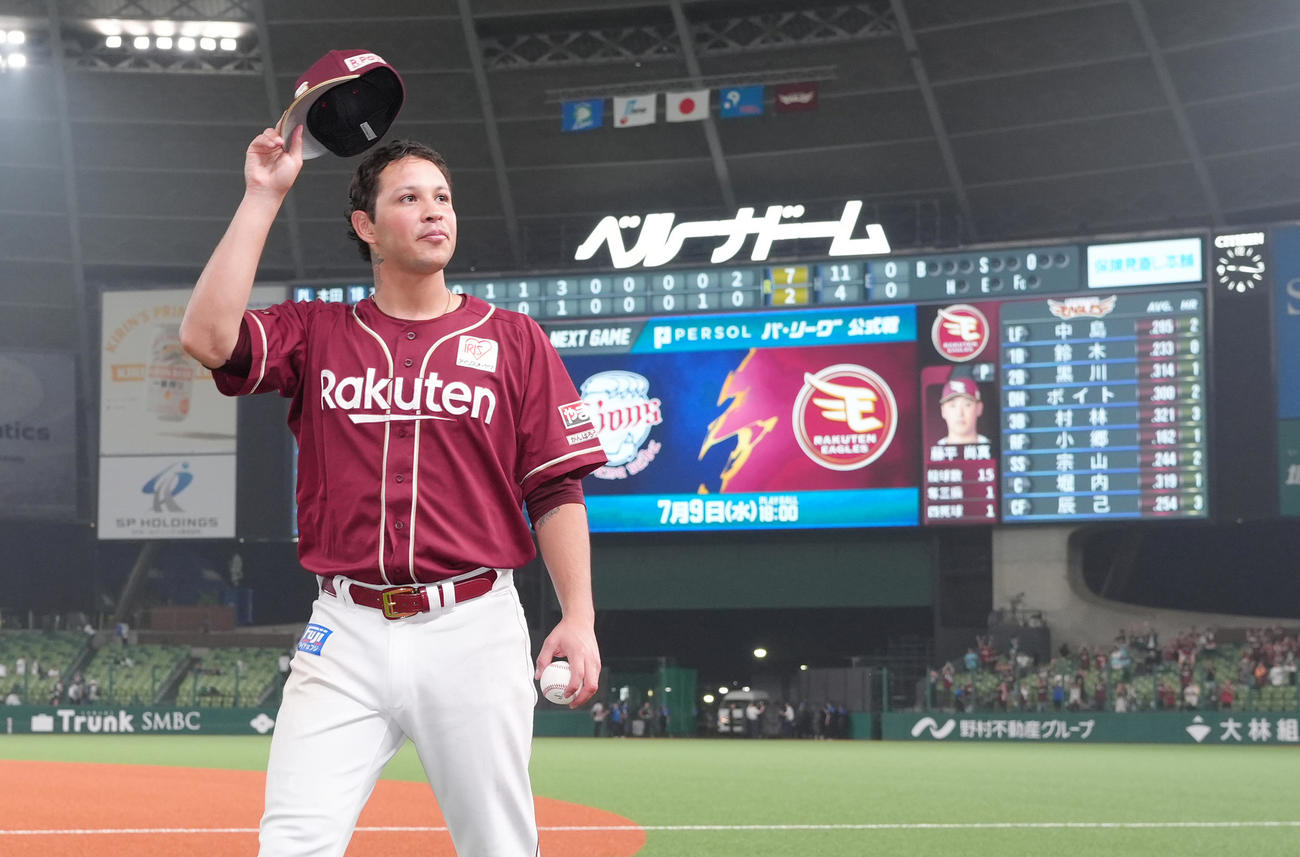 移籍後初勝利を飾り、ファンの歓声に応える楽天ヤフーレ（撮影・菅敏）