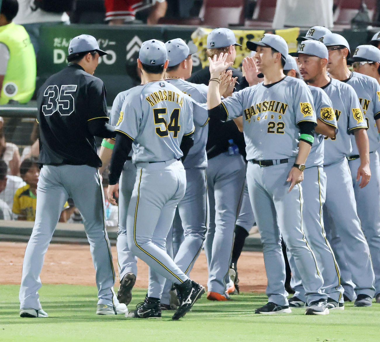 広島対阪神　広島に勝利しナインとタッチする藤川監督（撮影・加藤哉）