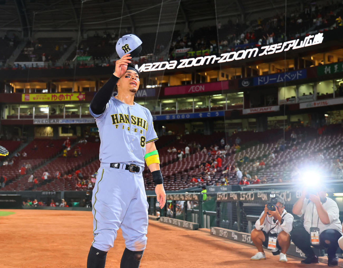 広島対阪神　ヒーローインタビューを終え、ファンの声援に応える阪神佐藤輝（撮影・藤尾明華）