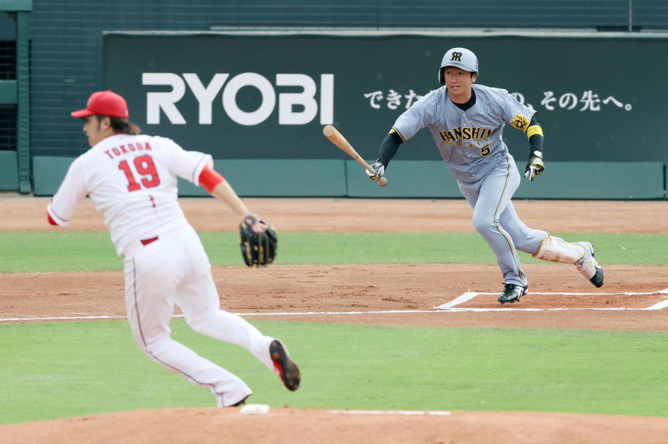 広島対阪神　1回表阪神無死、近本は右前打を放つ。投手床田（撮影・加藤哉）