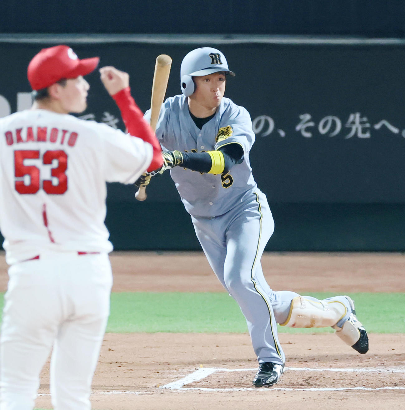 広島対阪神　6回表阪神2死、近本は左前打を放つ。投手岡本（撮影・加藤哉）