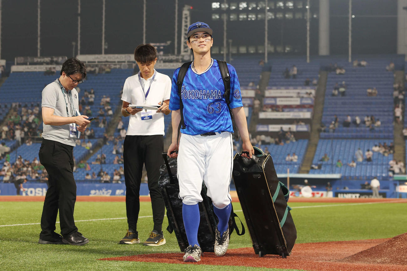 ヤクルト対DeNA　勝利し笑顔で引き揚げるDeNA関根（撮影・宮地輝）