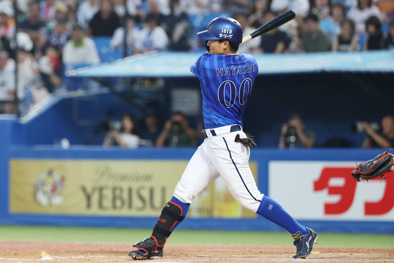 ヤクルト対DeNA 4回表DeNA2死一塁、右前打を放つ林（撮影・宮地輝）