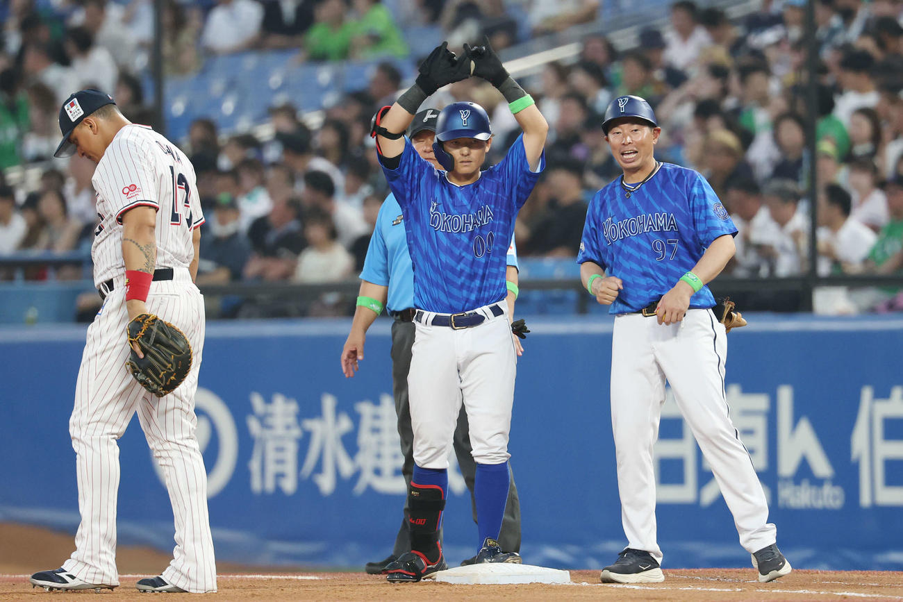 ヤクルト対DeNA 4回表DeNA2死一塁、右前打を放ちポーズをとる林（撮影・宮地輝）