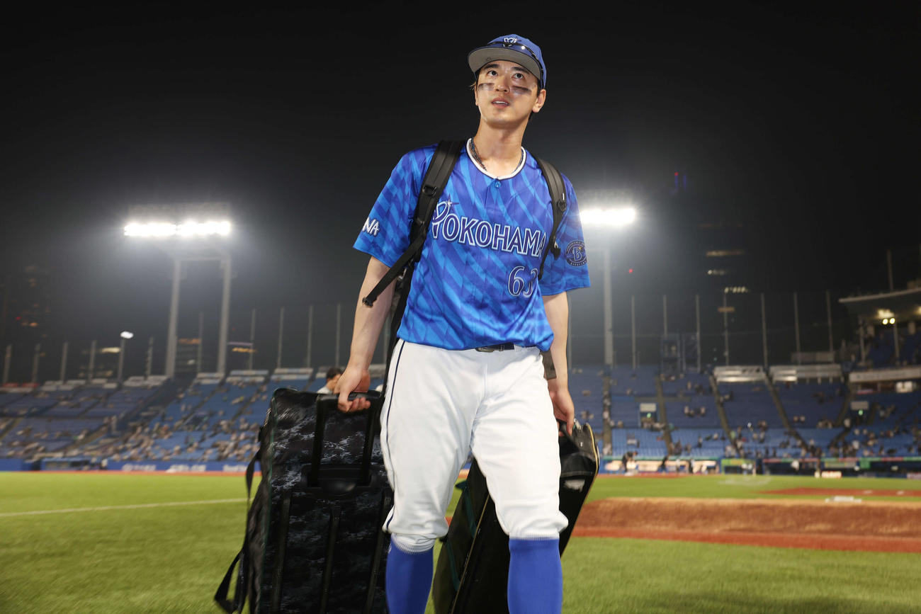 ヤクルト対DeNA　勝利し引き揚げるDeNA関根（撮影・宮地輝）