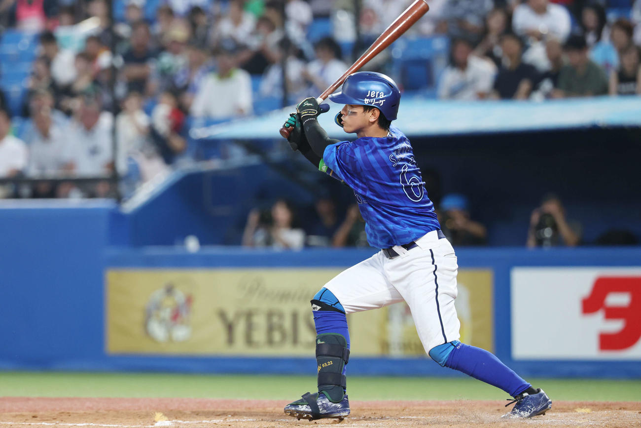 ヤクルト対DeNA 4回表DeNA2死、右前打を放つ関根（撮影・宮地輝）