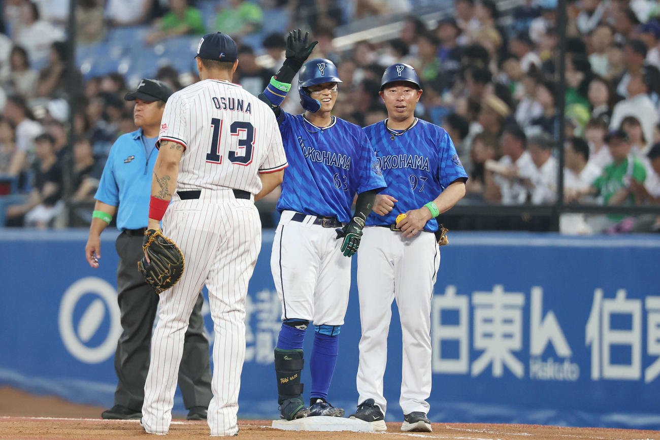 ヤクルト対DeNA 4回表DeNA2死、右前打を放った関根（撮影・宮地輝）