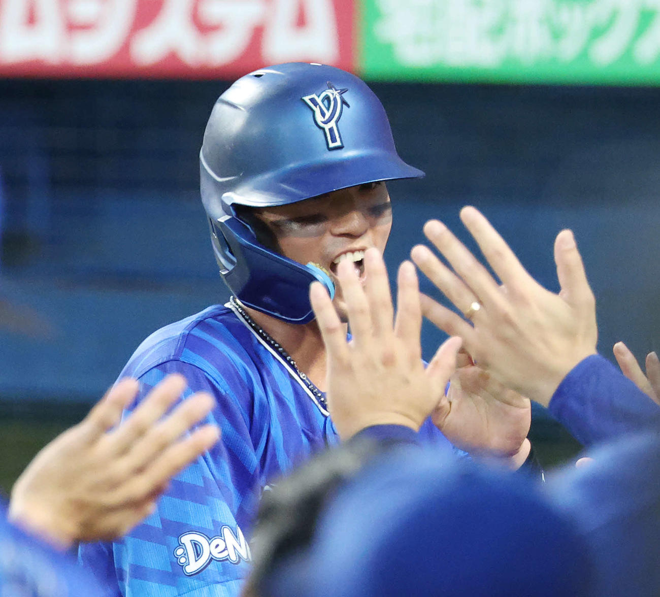 ヤクルト対DeNA 4回表DeNA2死一、二塁、東の適時打で生還しタッチを交わす関根（撮影・宮地輝）