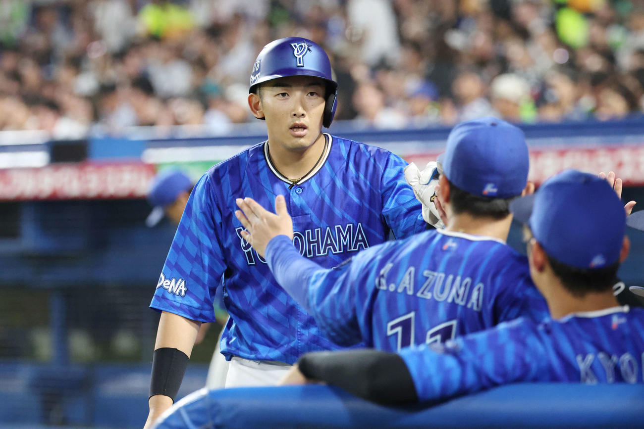 ヤクルト対DeNA 6回表DeNA1死二塁、関根の左適時二塁打で生還しタッチを交わす山本（撮影・宮地輝）