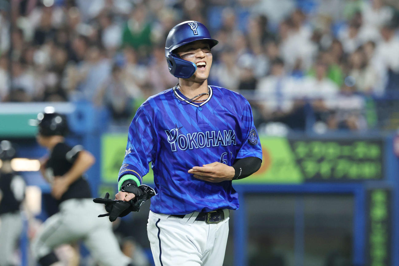 ヤクルト対DeNA 6回表DeNA1死二塁、左適時二塁打を放った関根は笑顔を見せる（撮影・宮地輝）