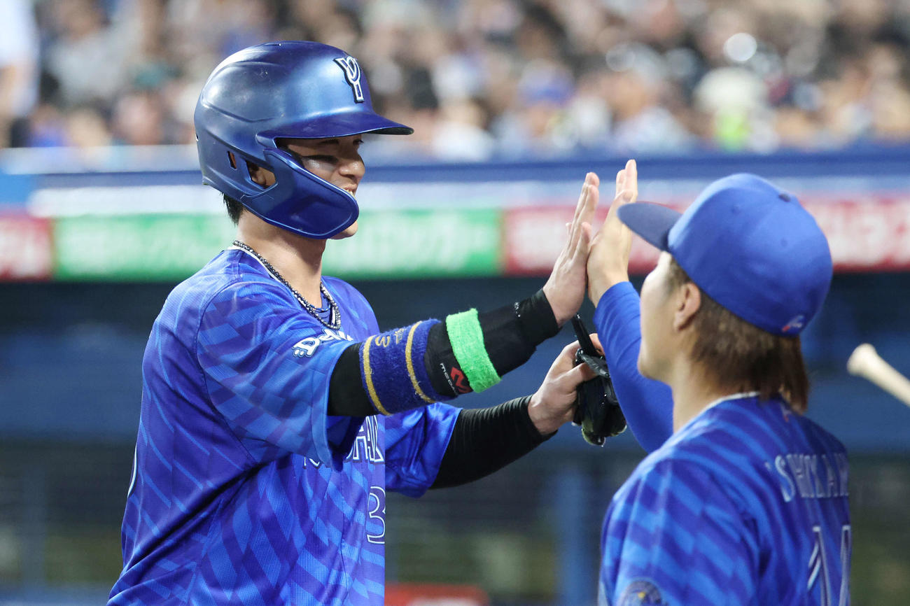 ヤクルト対DeNA 6回表DeNA1死二塁、左適時二塁打を放った関根は笑顔でタッチを交わす（撮影・宮地輝）