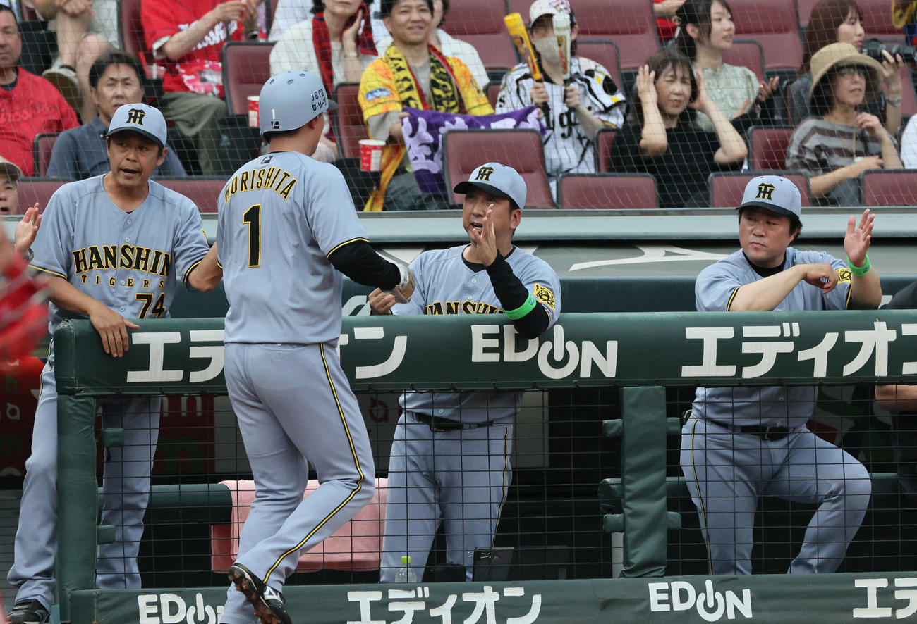 広島対阪神　1回表阪神1死二、三塁、佐藤輝の先制中前2点適時打で生還した森下を迎える藤川監督（中央）ら（撮影・加藤孝規）