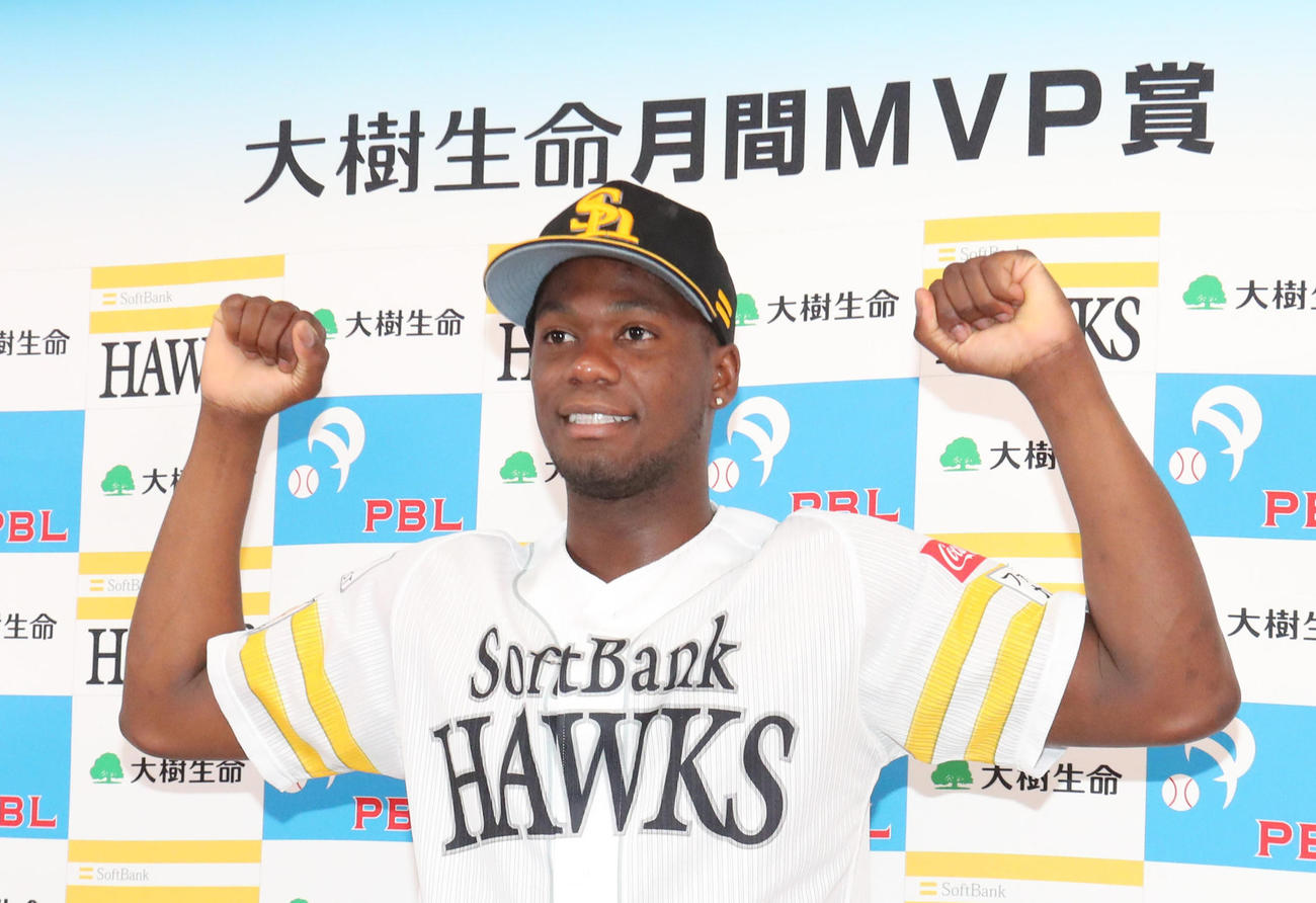 「大樹生命月間MVP賞」受賞し喜びを語るモイネロ（撮影・梅根麻紀）