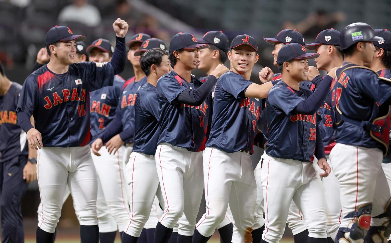 米国対日本　連勝し笑顔の日本ナイン（撮影・黒川智章）