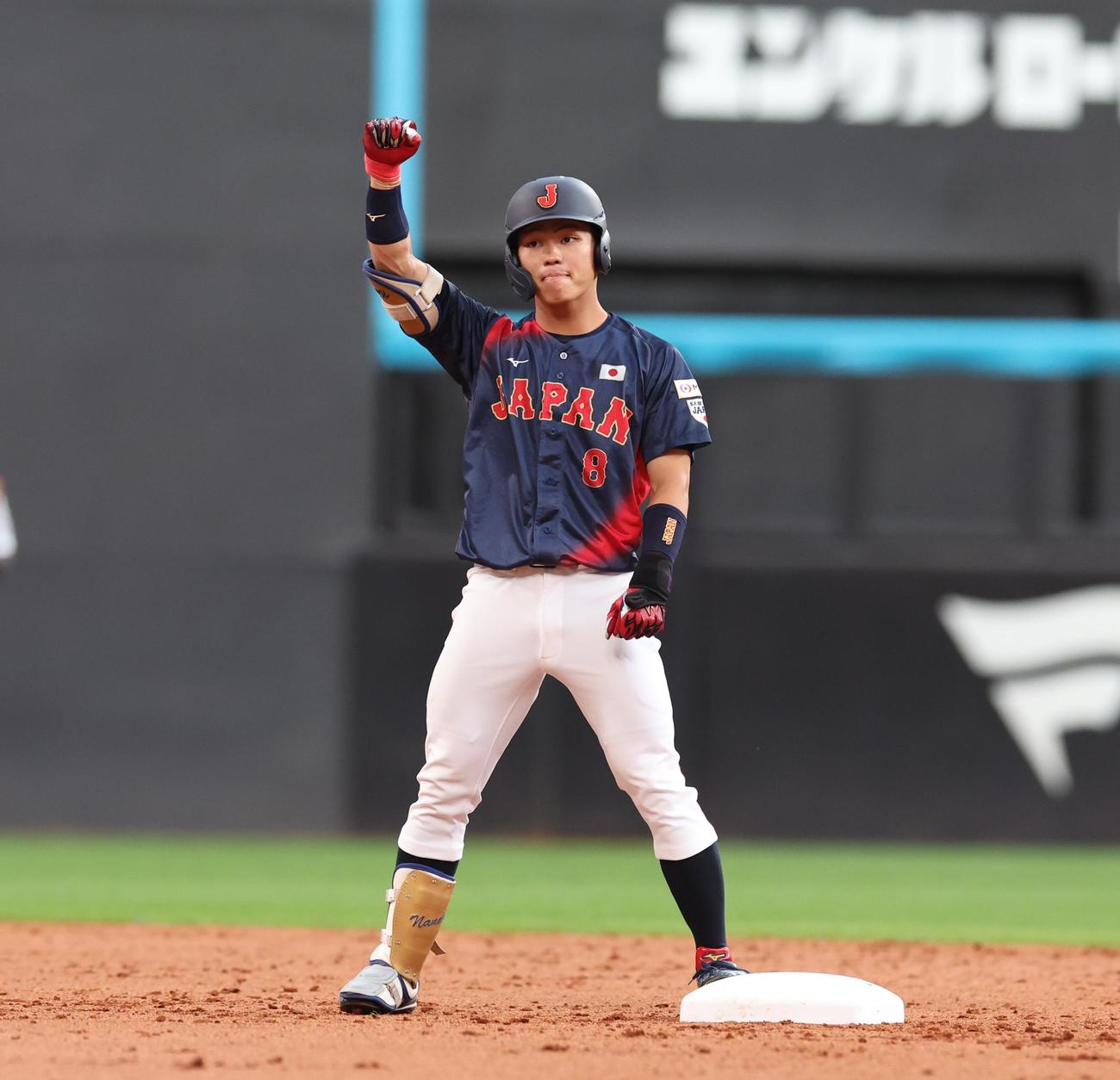 米国対日本　3回表日本無死一塁、右中間に適時二塁打を放ちガッツポーズの榊原（撮影・黒川智章）