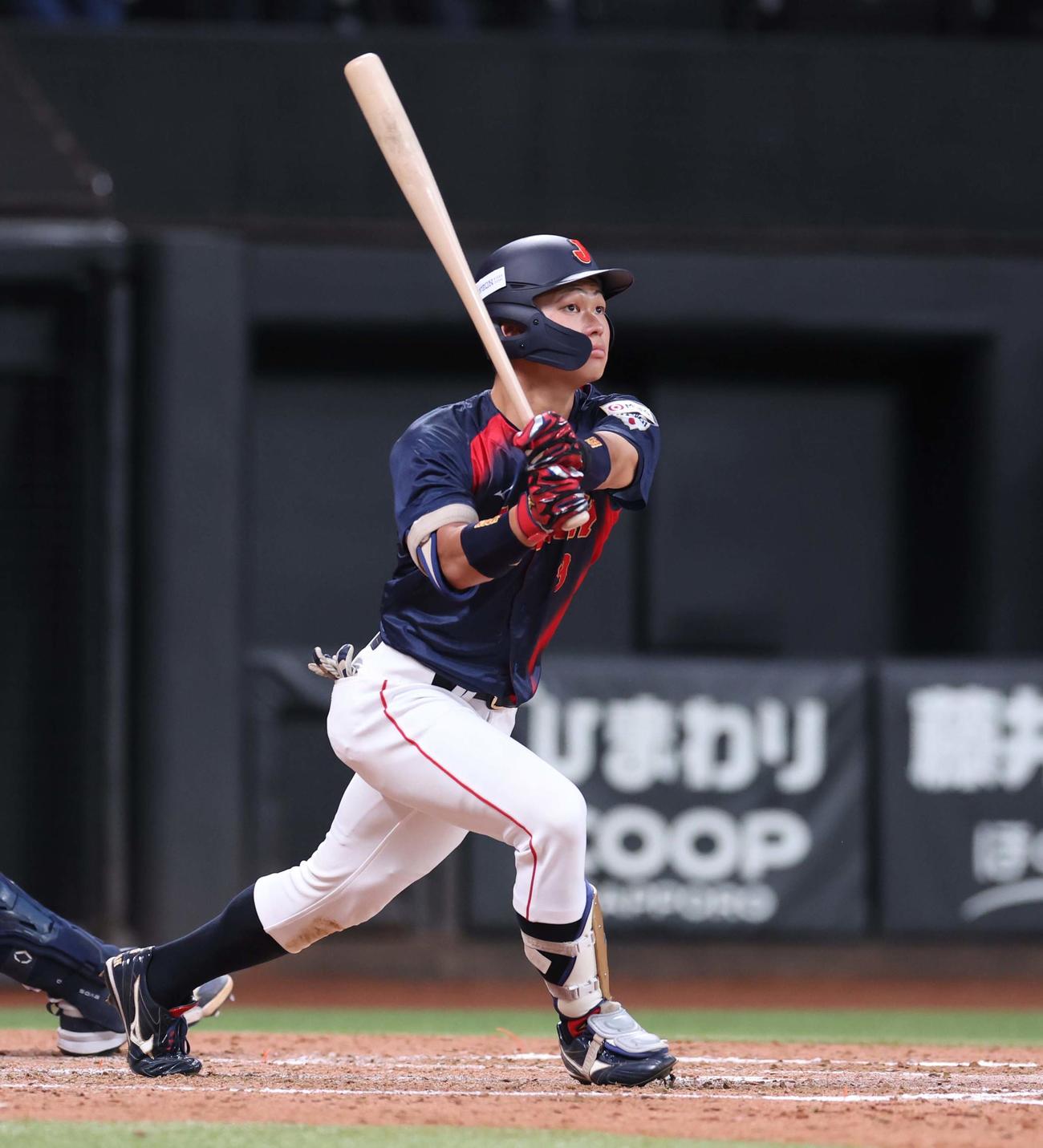 日米大学野球選手権　米国対日本　4回表日本1死二、三塁、右越え3点本塁打を放つ榊原（撮影・黒川智章）
